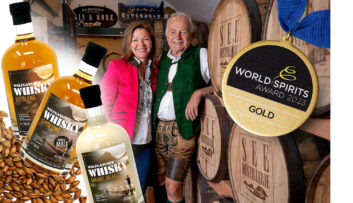 Renate und Hannes Peinsteiner mit Ihrem WOLFGANGSEE-WHISKY aus der SEE-DESTILLERIE®