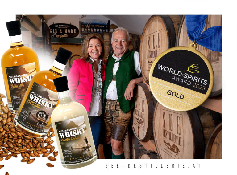 Renate und Hannes Peinsteiner mit Ihrem WOLFGANGSEE-WHISKY aus der SEE-DESTILLERIE®