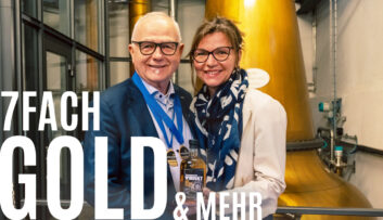 Renate und Johannes Peinsteiner aus der SEE-DESTILLERIE® auf der World-Spirits Award 2025 Preisverleihung mit einem ihrer sieben prämierten Whiskys